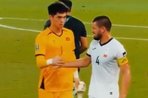 Cảnh đập tay của Trung Kiên với đội trưởng U23 Kyrgyzstan