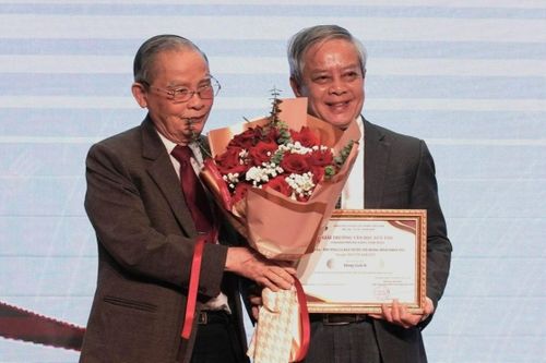 Trao Giải thưởng Văn học Duy Tân cho hai tác phẩm xuất sắc