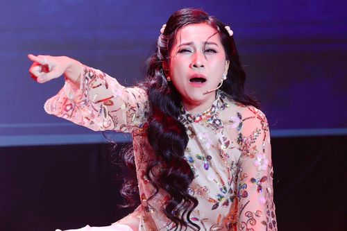 Bảo vệ túc trực ở đêm nhạc vì sợ Hồng Phượng bị quậy phá