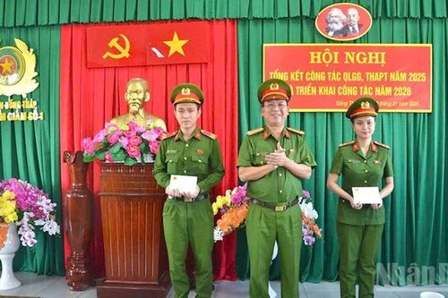 Đồng Tháp: Trao tiền hỗ trợ cán bộ, chiến sĩ bị thiệt hại do thiên tai