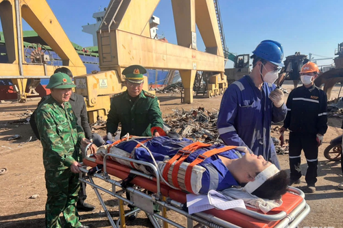 Bộ đội Biên phòng phối hợp đưa thuyền viên nước ngoài bị tai nạn lao động đi cấp cứu