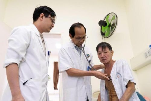 Phẫu thuật thay động mạch chủ bụng phức tạp cho người đàn ông 68 tuổi