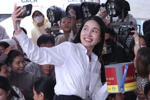 Á hậu 'Hoa hậu Việt Nam' Phương Anh không giấu được sự nghẹn ngào, dốc tiền túi hỗ trợ các hoàn cảnh khó khăn