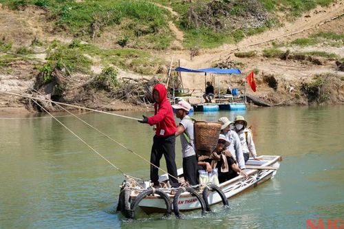 Gần 2 tháng 'đu dây' qua sông vì lũ cuốn trôi cầu