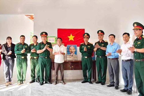 Bàn giao nhà cho hộ dân tại Lâm Đồng trong Chiến dịch Quang Trung