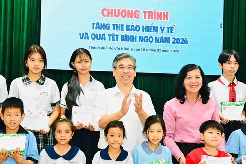 Trao thẻ Bảo hiểm y tế và quà đến người dân có hoàn cảnh khó khăn