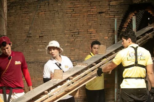 Dàn cast 'Đệ nhất mưu sinh' chịu khó kiếm 40 đồng trên từng viên gạch