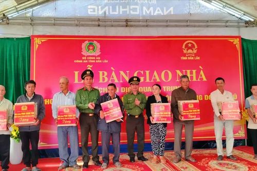 Công an Đắk Lắk bàn giao 176 căn nhà cho người dân vùng lũ