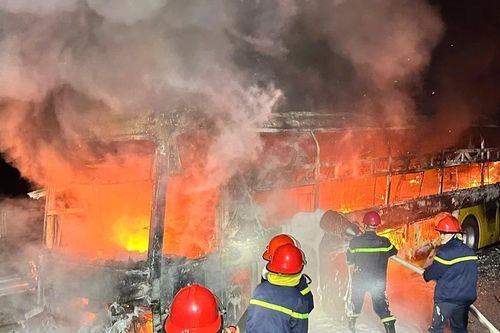 Xe khách bốc cháy dữ dội trên cao tốc ở Hà Tĩnh