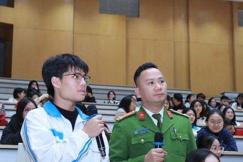Sinh viên mua bình xịt hơi cay để phòng thân liệu có phạm luật?