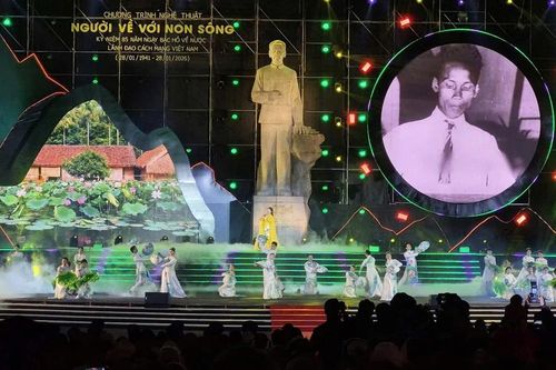 Thiêng liêng và xúc động chương trình nghệ thuật 'Người về với non sông'