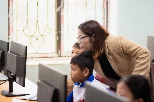 Đặt giáo viên ở vị trí trung tâm