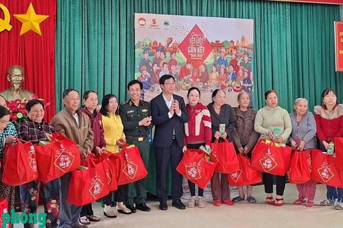 Tặng quà cho người dân bị thiệt hại do mưa lũ tại tỉnh Đắk Lắk