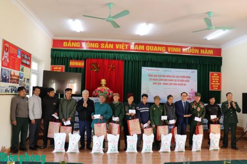 Tặng quà các gia đình cựu chiến binh có hoàn cảnh khó khăn trên địa bàn biên giới