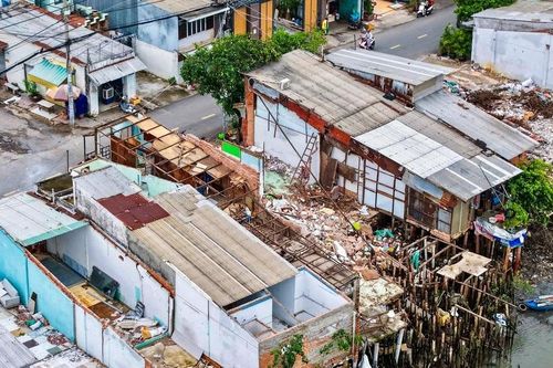 Người dân mưu sinh bên dãy nhà tạm bợ ven kênh Đôi, kênh Tẻ