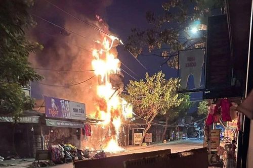 Trụ điện phát nổ, lửa thiêu rụi dãy cửa hàng đồ Tết ở TP.HCM