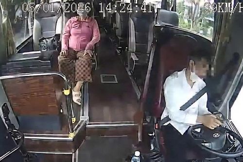Buông tay lái, bấm điện thoại, tài xế xe khách gây tai nạn