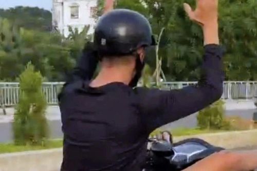 Lái xe bằng chân, nam thanh niên bị tịch thu phương tiện