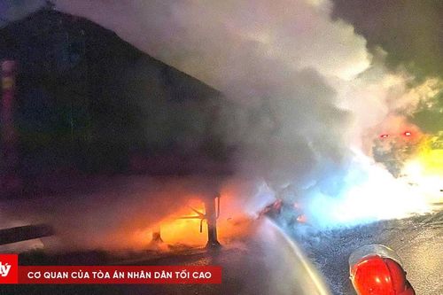 Xe đầu kéo bốc cháy dữ dội trên cao tốc