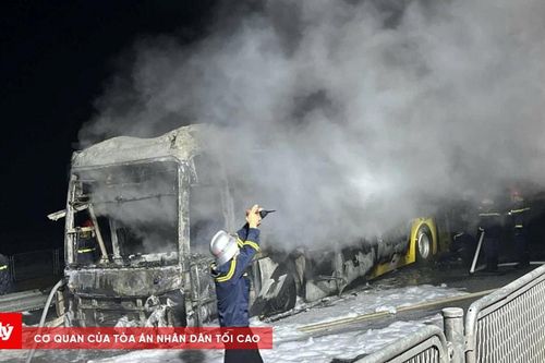 Xe khách bốc cháy dữ dội khi đang lưu thông trên cao tốc Bắc - Nam