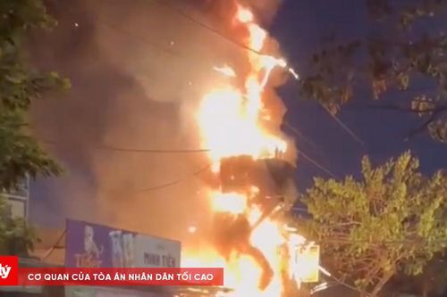 Nghi cháy trụ điện, nhiều hàng hóa bị thiêu rụi