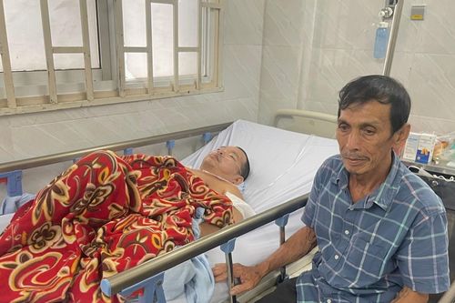 Con trai bại liệt nguy kịch, cha 70 tuổi chạy xe ôm không lo nổi viện phí