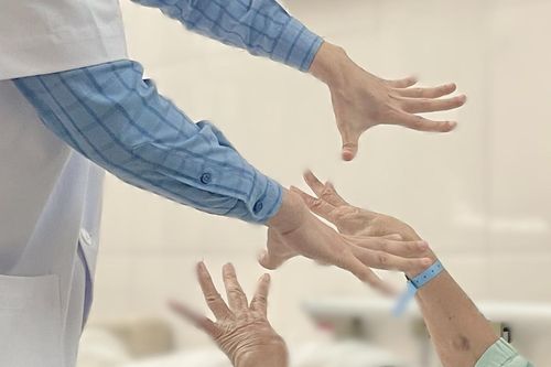 Thay huyết tương cứu người phụ nữ liệt toàn thân