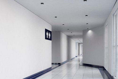 Hàng xóm chung cư cầm gậy gào thét, mẹ đơn thân và con gái sống trong sợ hãi
