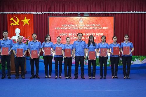 VKSND thành phố Cần Thơ công bố và trao Quyết định về công tác cán bộ