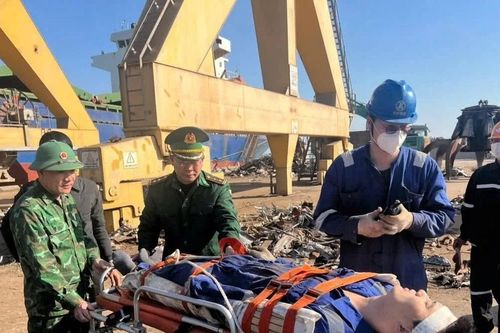 Kịp thời đưa thuyền viên nước ngoài bị tai nạn lao động đi cấp cứu