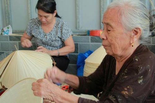 Làng nón lá thủ công hơn 200 năm trước bài toán sống còn thời hiện đại