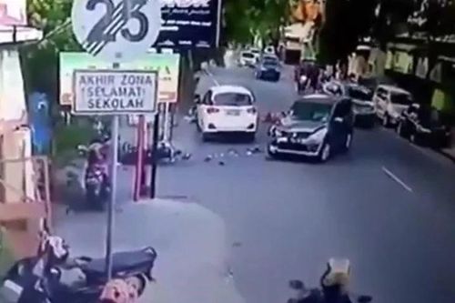 Tông trực diện ô tô tốc độ cao, hai bố con đi xe máy bị hất tung lên không trung