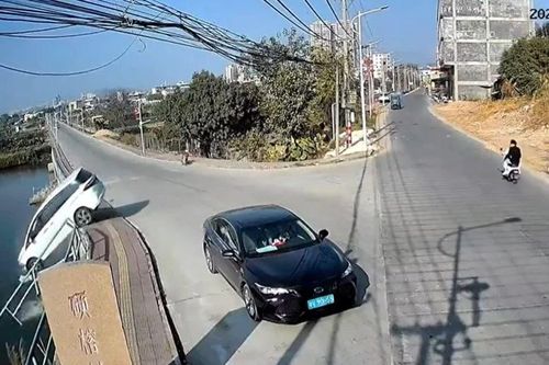 Ô tô mất lái khi ôm cua, húc gãy lan can, lao thẳng xuống hồ