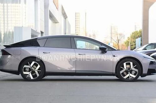 Xe sedan dài hơn 5 mét, công suất 308 mã lực, trang bị tiên tiến, giá hơn 700 triệu đồng