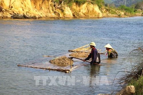 Khai thác cát lậu bào mòn suối nguồn Quế Phong