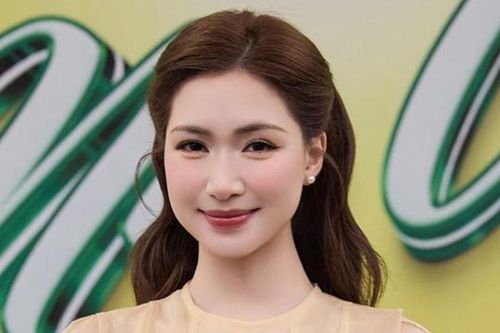 Những chiếc áo dài cho ngày Tết của Hòa Minzy