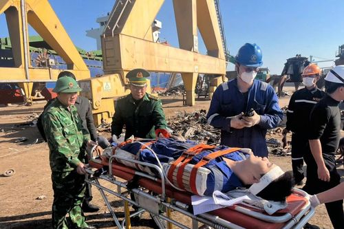 Phối hợp đưa thuyền viên nước ngoài bị tai nạn lao động đi cấp cứu