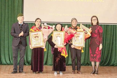 Phong tặng đặc cách danh hiệu 'Nghệ nhân làng nghề Việt Nam' cho 3 cá nhân làng nghề gốm Phù Lãng
