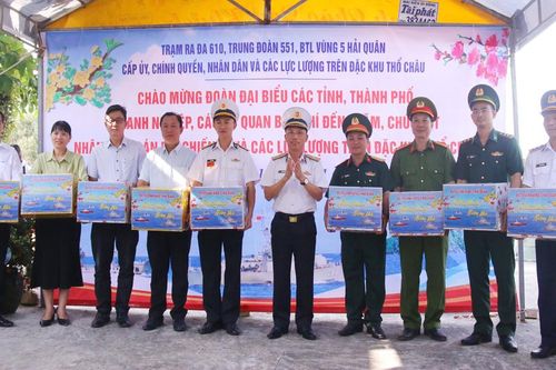 Bộ Tư lệnh Vùng 5 Hải quân tặng quà Tết quân và dân đảo Thổ Chu