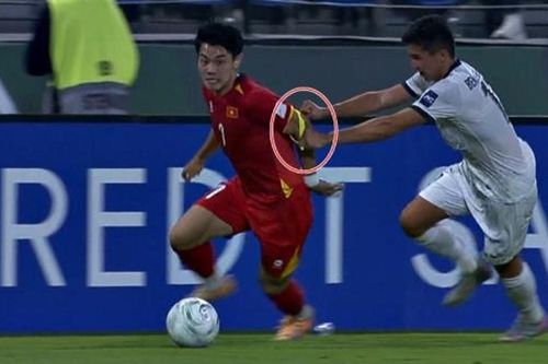 U23 Việt Nam hạ Kyrgyzstan 2-1: Đình Bắc đáp trả đanh thép sau sự cố bị giật băng thủ quân