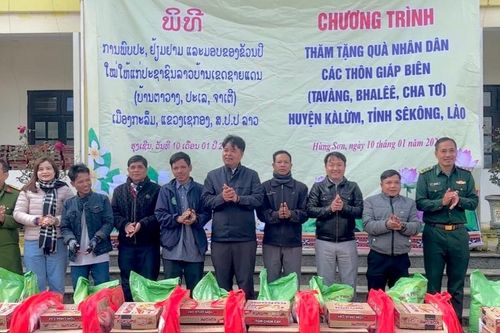 Xã Hùng Sơn tặng quà cho người dân huyện Kà Lừm, tỉnh Sê Kông (Lào)