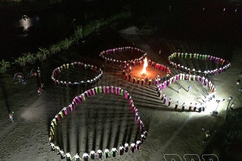 Vũ điệu đoàn kết bên dòng Đà giang