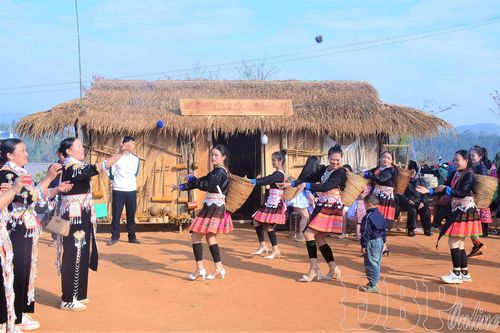 Rực rỡ không gian văn hóa các dân tộc tại Lễ hội Hoa anh đào