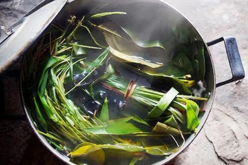 Nồi lá xông nghĩa tình