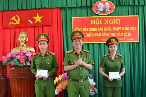 Trao tiền hỗ trợ cho cán bộ, chiến sĩ bị thiệt hại về tài sản do thiên tai gây ra