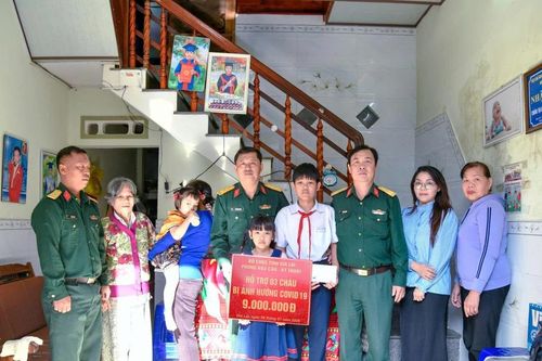 Gia Lai: Trao kinh phí đỡ đầu cho 3 trẻ mồ côi do dịch Covid-19