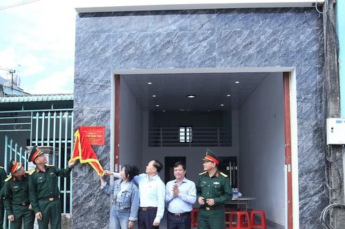 Quân đội hoàn thành và bàn giao 100 căn nhà trong 'Chiến dịch Quang Trung' cho nhân dân vùng bão lũ