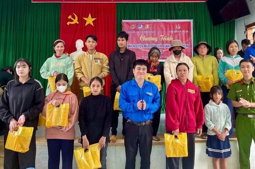 Tuyên truyền an toàn giao thông và tặng quà người dân xã An Lão