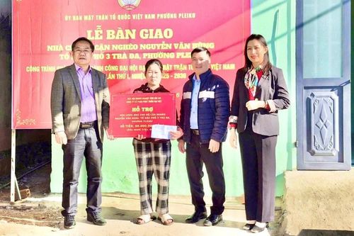 Pleiku: Bàn giao nhà 'Đại đoàn kết' cho hộ cận nghèo ở tổ dân phố 3 Trà Đa