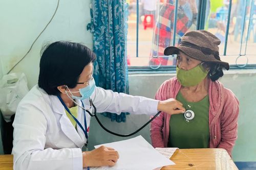 Khám bệnh, phát thuốc miễn phí cho 500 người dân xã Diên Khánh